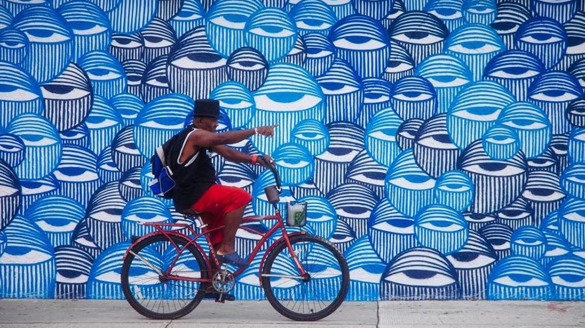 
Un hombre circula en bicicleta frente a un mural de Wynwood, el 4 de agosto del 2013. 
