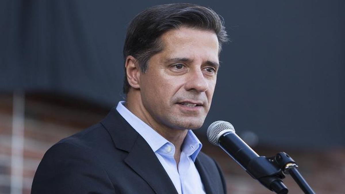 
Alberto Carvalho, superintendente de las escuelas públicas de Miami-Dade, habla en el OneUnited Bank el pasado 11 de julio.

.
