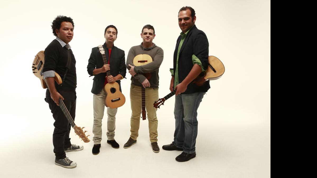 
Los integrantes de C4 Trío, el bajista Rodner Padilla (izq.) y los cuatristas Edward Ramírez, Héctor Molina y Jorge Glem, harán gala de sus habilidades musicales este martes en la noche en un conocido local de Coral Gables.
