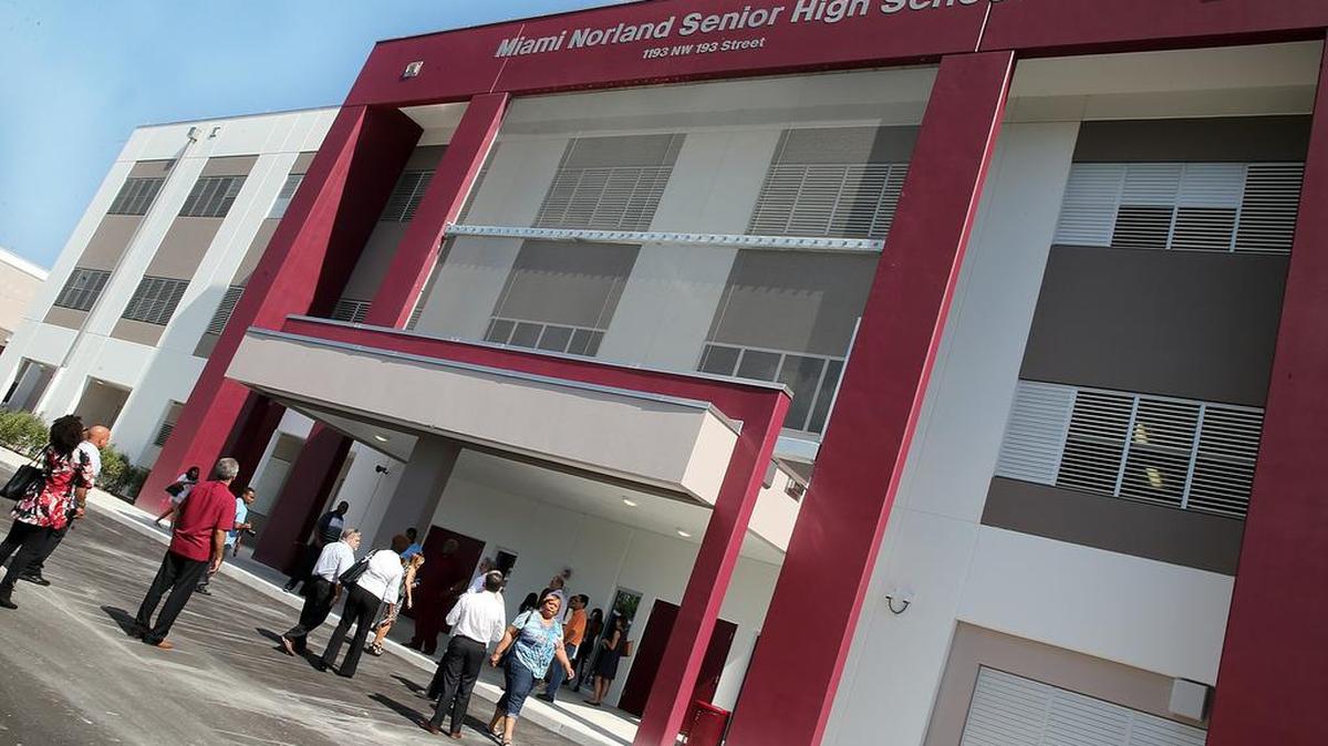 Entrada principal de la Miami Norland Senior High School el 20 de agosto del 2016, recién acabada de construir a un costo de $43 millones. El costo de la construcción fue cubierto con fondos del Bono de Obligación General para las escuelas del condado.