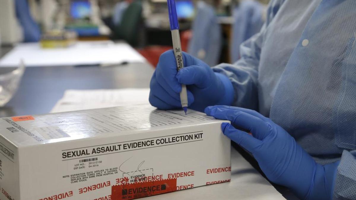 Un kit de recolección de pruebas de asalto sexual fue registrado por un analista forense en el laboratorio de biología forense en el Centro de Ciencias Houston el jueves 2 de abril de de 2015, en Houston.