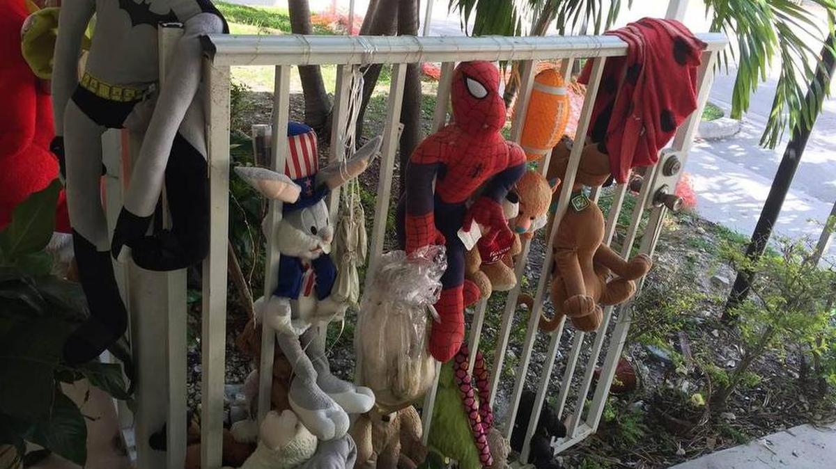 
Peluches de los personajes favoritos de Marlon Eason puestos como recordación en el porche de su casa en Overtown.
