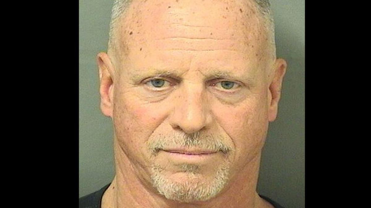 El instructor de yoga Keith Steven Fox, de 58 años, es acusado de abusar sexualmente de una menor de 15 años. Fue detenido el pasado martes en Delray Beach.