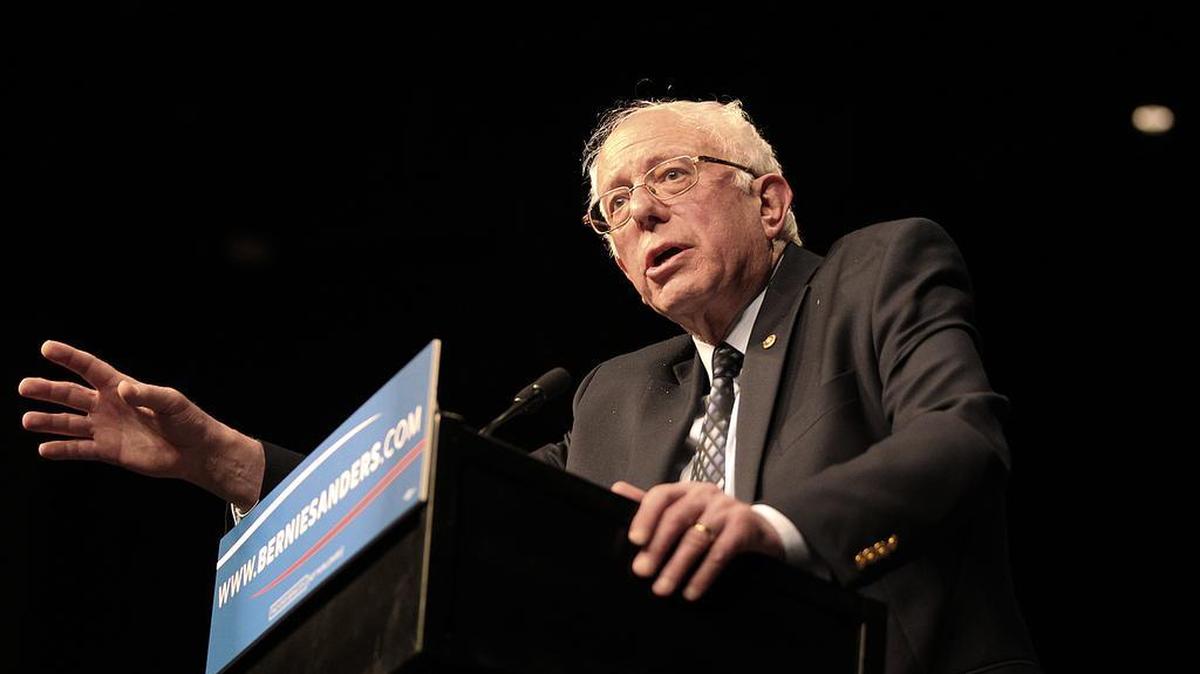 El senador y precandidato demócrata a la presidencia Bernie Sanders, habla a los seguidores en su primer acto de campaña en Miami en el James L. Knight Center, Martes 08 marzo, de 2016.