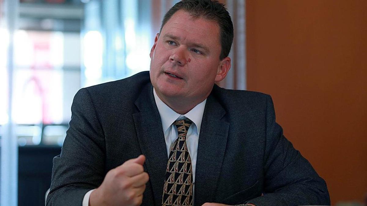 El ex candidato al Concejo de Hialeah, John Salvador Molloy, fue acusado de supuestas irregularidades en el financiamiento de llamadas automatizadas de propaganda y la contratación de personal de campaña.