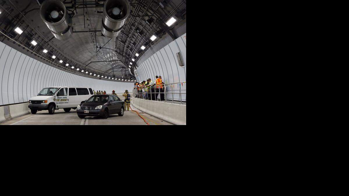
Los trabajadores del túnel al Puerto de Miami realizan un simulacro de desastre el pasado mes de junio, a solo unos días de la inauguración de la instalación. El simulacro se hizo con personal de las agencias del orden público para evaluar las comunicaciones y otras medidas de seguridad en caso de emergencia.
