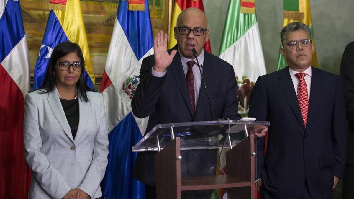 El ministro venezolano de Comunicación y Cultura, Jorge Rodríguez, habla junto a presidenta de la oficialista Asamblea Nacional Constituyente (ANC), Delcy Rodríguez (i), y el ministro venezolano de Educación, Elías Jaua, el 2 de diciembre de 2017, tras participar en la reunión entre representantes del gobierno y la oposición de Venezuela, en Santo Domingo, República Dominicana.