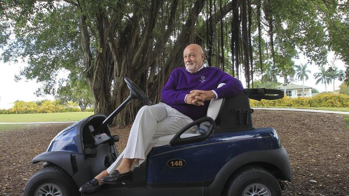 Edward Russo, el especialista ambiental del campo de golf, habla de los daños que según él han causado los vecinos.