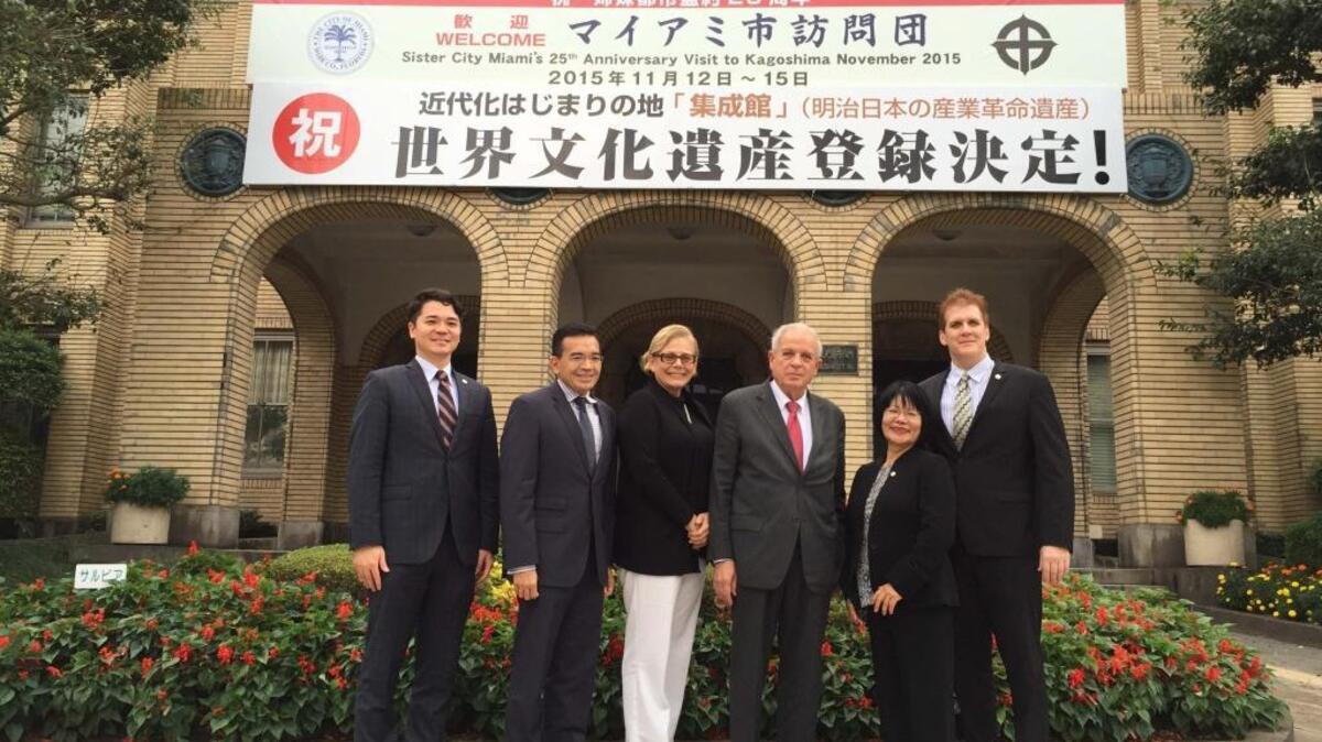 En noviembre del año pasado el alcalde Regalado (3 der.), su esposa Ana Cristina Regalado, y una comitiva de Miami visitaron Kagoshima. Allí los Regalado también plantaron árboles con un grupo de niños de la ciudad y la delegación visitó el volcán Sakurajima, el principal punto de referencia de Kagoshima.