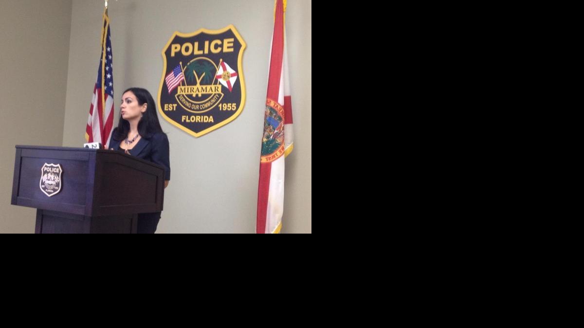 
Tania Rues, vocera de la policía de Miramar, habla sobre el hallazgo de los cuerpos de la abuela y nieta en un lago.


