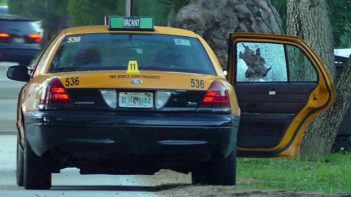 
Dos pasajeros de un taxi fueron heridos de bala en Miami Beach. La balacera ocurrió este lunes por la madrugada en la intersección de la Calle Pine Tree y la Calle 40. 
