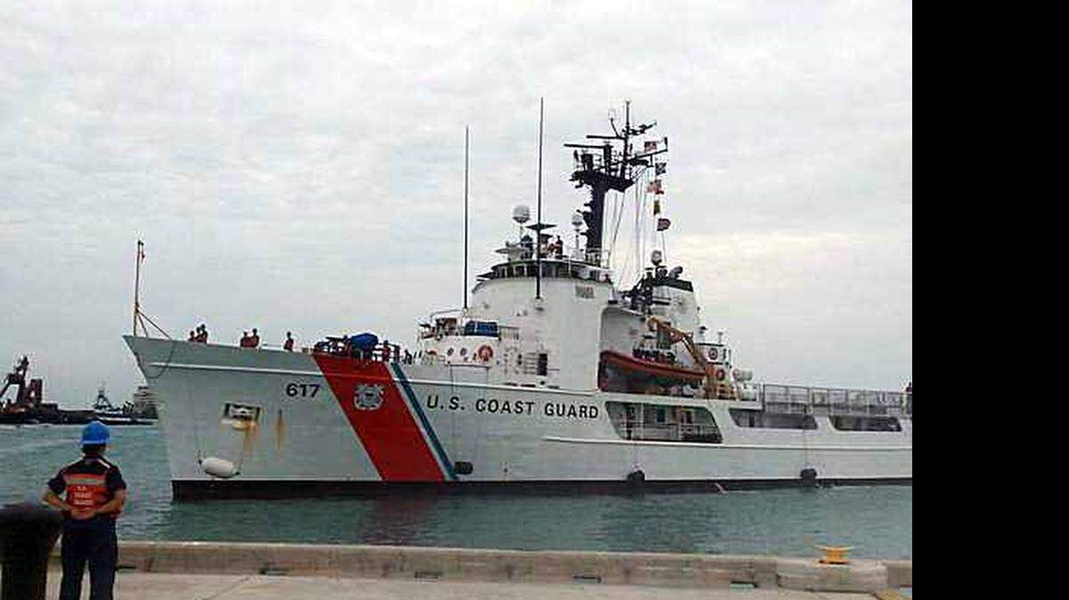 Los guardacostas del distrito séptimo desembarcaron esta mañana los cargamentos de droga en su base de operaciones, situada en Miami Beach.