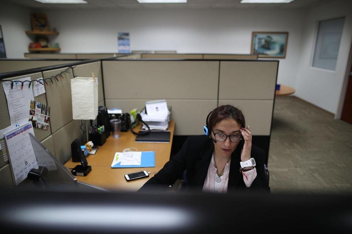 Lorena Jofre en su trabajo, en una compañía de seguros comerciales.