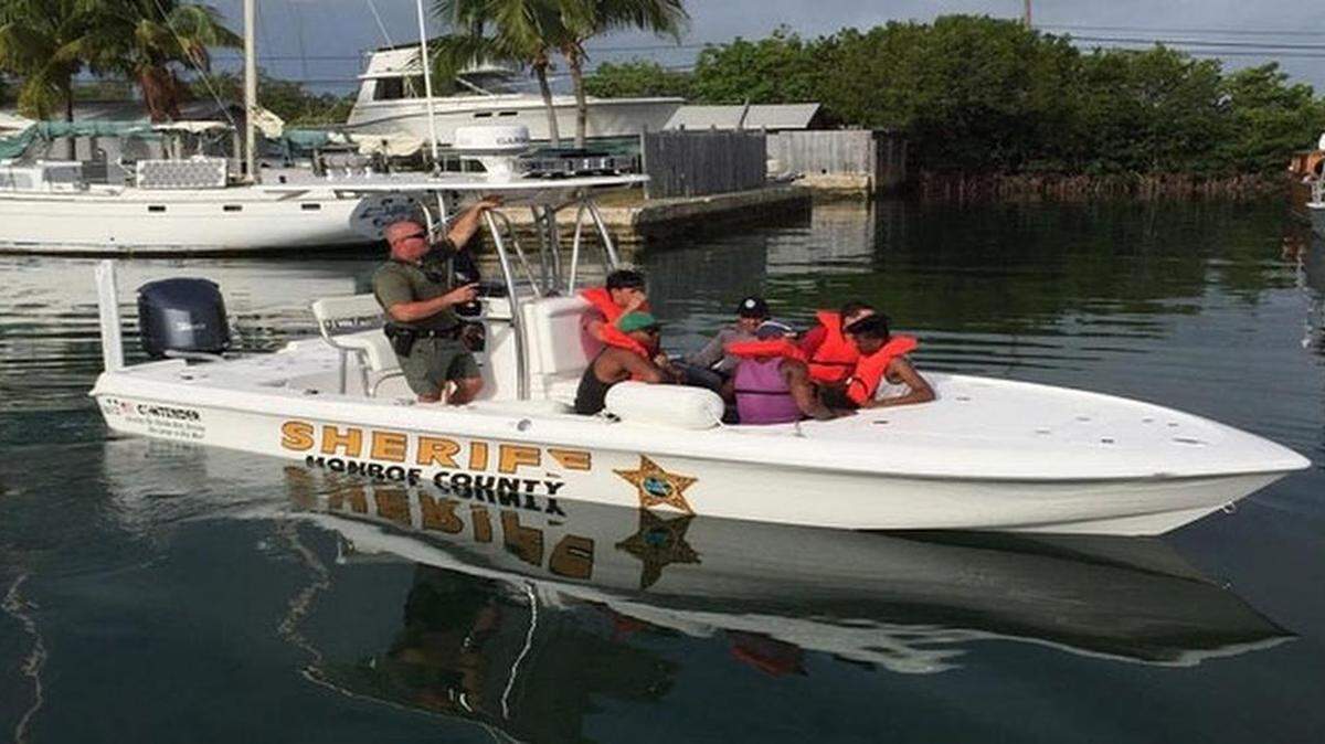 Un grupo de 25 balseros cubanos fue encontrado el lunes por la mañana cerca de Big Pine Key. Cortesía policía del Condado Monroe