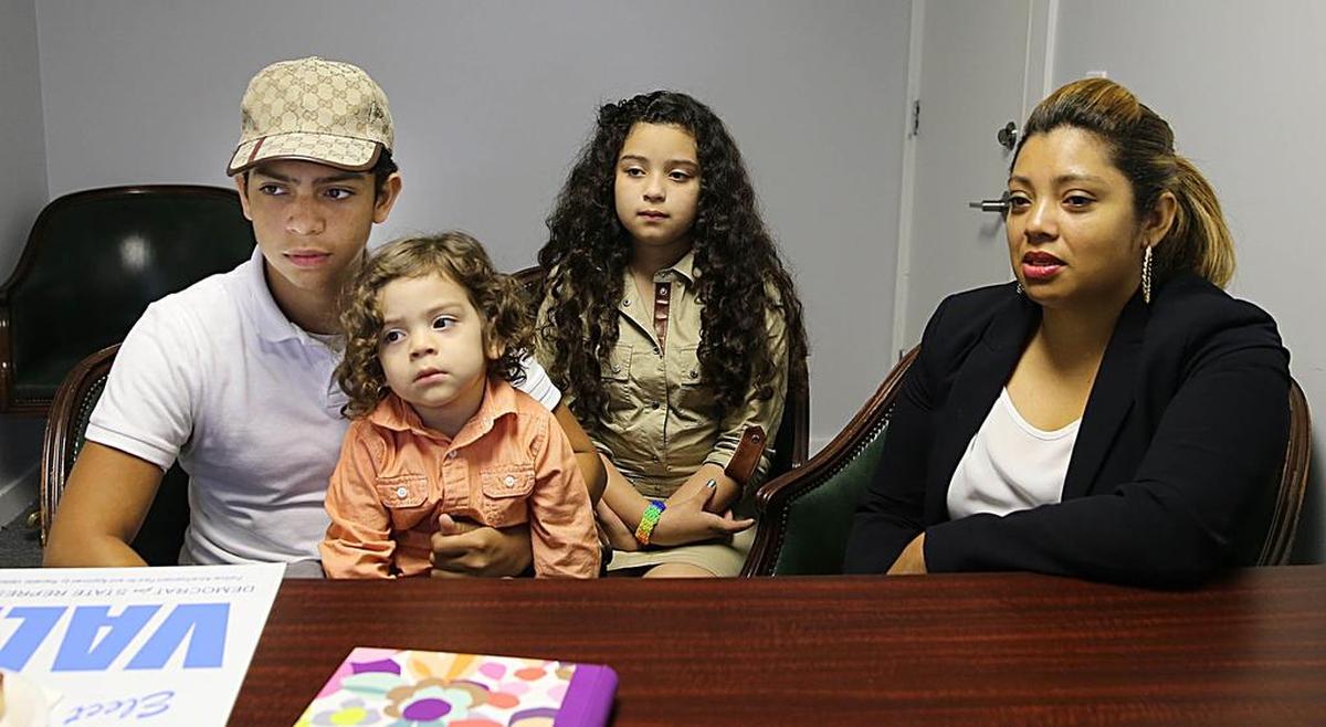 La inmigrante indocumentada Karla Hernández (der.) llegó llegó a Estados Unidos en 1999 para reunirse con su marido, que había llegado el año anterior. Ahora la pareja tiene tres hijos.