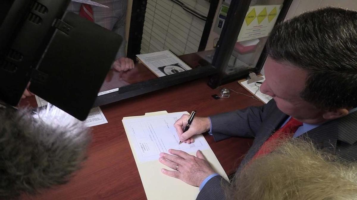Joe Carollo firma el miércoles la documentación requerida para registrar su candidatura al escaño 3 de la Comisión de Miami.
