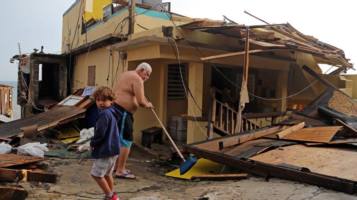 Vecinos del barrio La Perla empiezan a limpiar sus viviendas y calles el 21 de septiembre, tras el devastador impacto que tuvo el huracán María en San Juan y todo Puerto Rico.