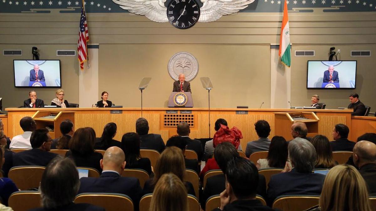 Imagen del ayuntamiento de Miami durante el discurso del alcalde Tomás Regalado el ljueves.
