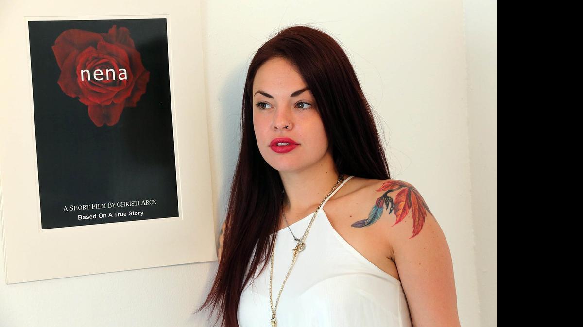 
Christi Arce, una cineasta de origen cubano, produjo un film sobre la vida de una víctima de abuso doméstico y sexual basado en una historia real cercana a ella.


