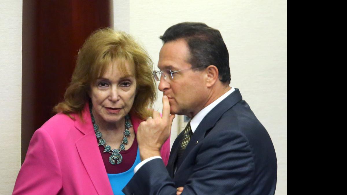 
Los demócratas Mark Pafford y la Senadora Eleanor Sobel hablan durante el debate por los benefcios de salud.
Hollywood during the debate on the health care bill during session, Friday, June 5, 2015, in Tallahassee, Fla. (AP Photo/Steve Cannon)

