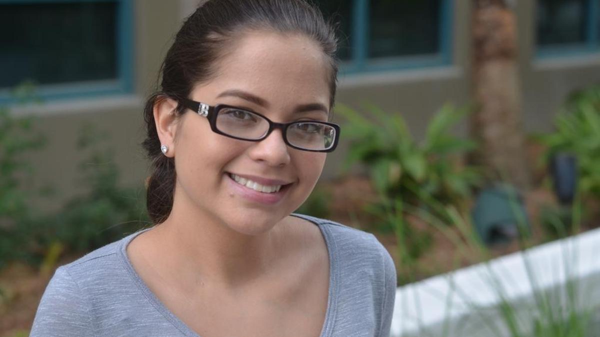 Milagros Campos, de 20 años, tiene lupus. Necesita dinero para pagar la gasolina para los viajes al hospital, tarjetas de regalo y una MacBook.