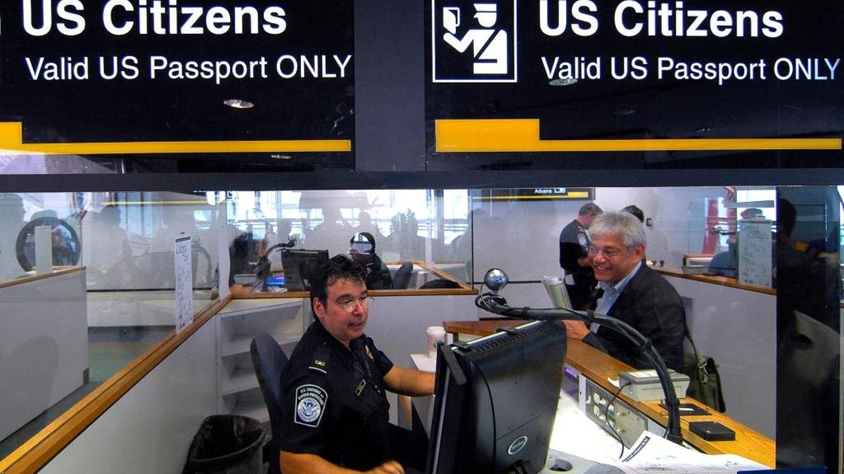 Un funcionario de control de pasaportes en el Aeropuerto Internacional de Miami (MIA).