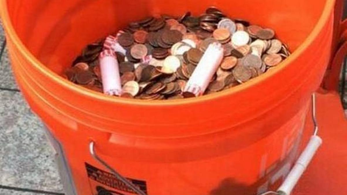 Uno de los 28 cubos llenos de monedas que el alcalde de Hialeah, Carlos Hernández, envió a la Comisión de Ética.