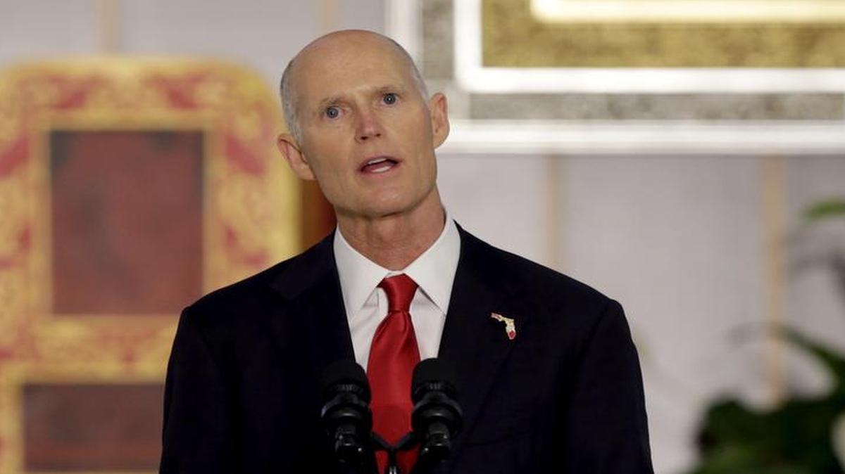 El gobernador floridano Rick Scott exhortó el viernes al presidente Donald Trump a que no elimine un programa del gobierno de Obama que protege de la deportación a inmigrantes traídos ilegalmente a Estados Unidos cuando eran niños. Foto archivo: Scott visita la iglesia Nuestra Señora de Guadalupe en Doral, el 23 agosto de 2017.