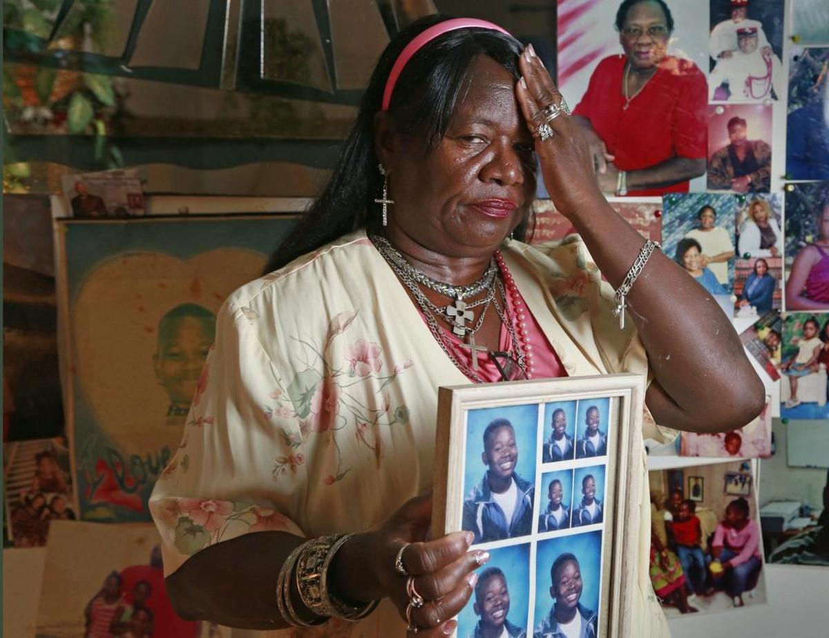 Della Wright con un retrato de su hijo, Jerome Wright, cuando era un niño, en su casa de Miami.