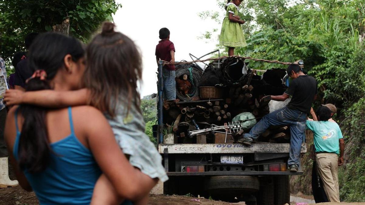Una familia amenazada por pandilleros abandona la comunidad de Tunamiles, en El Salvador, el 6 de mayo de 2015. El auge de la criminalidad ha sido citado por inmigrantes centroamericanos en EEUU para solicitar estatus migratorio especial.