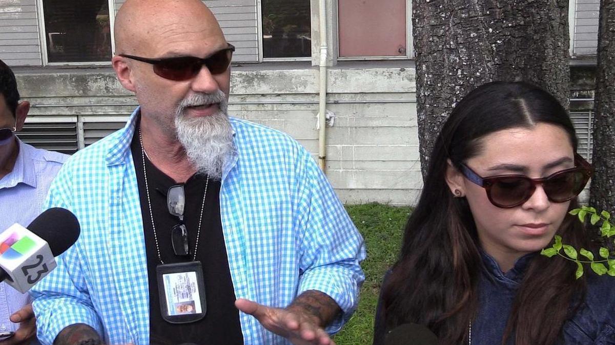 El detective privado Joe Carrillo y la investigadora Elisa Fajardo durante una conferencia de prensa en la que denunciaron las actividades de una presunta boletera en La Pequeña Habana.