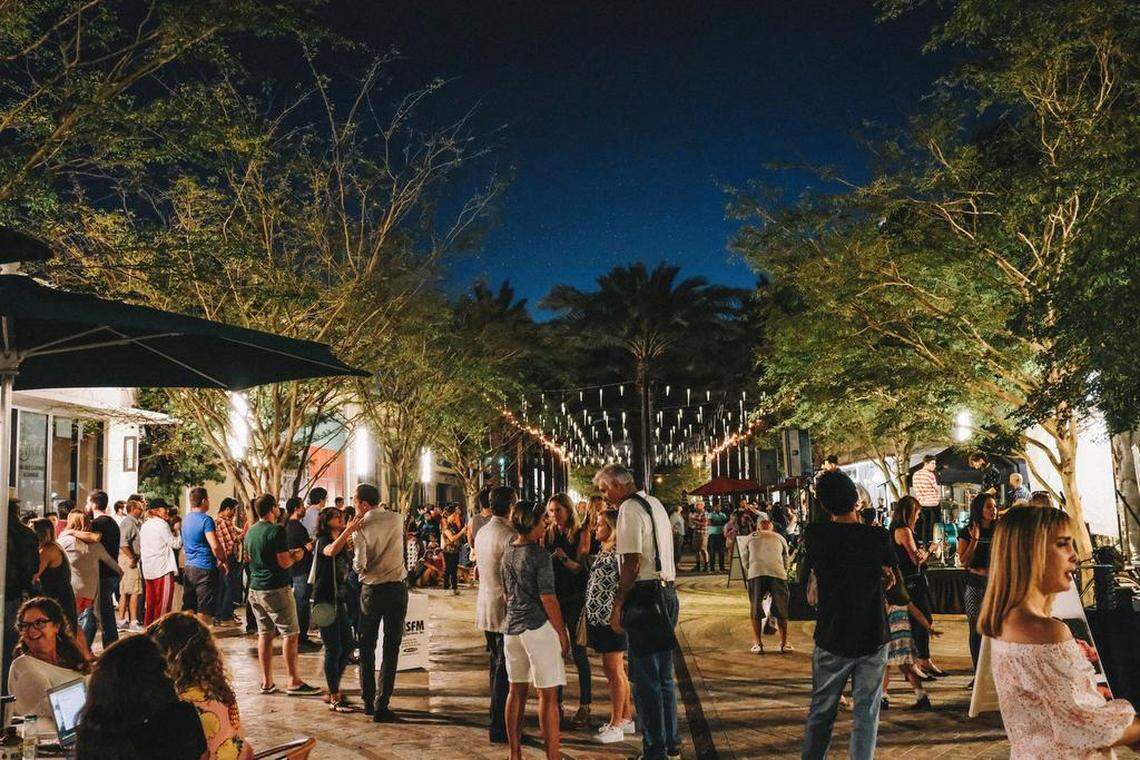 La multitud en el evento más reciente de Giralda Under the Stars en Coral Gables, muy cerca de Miracle Mile y que ahora es un bulevar peatonal.