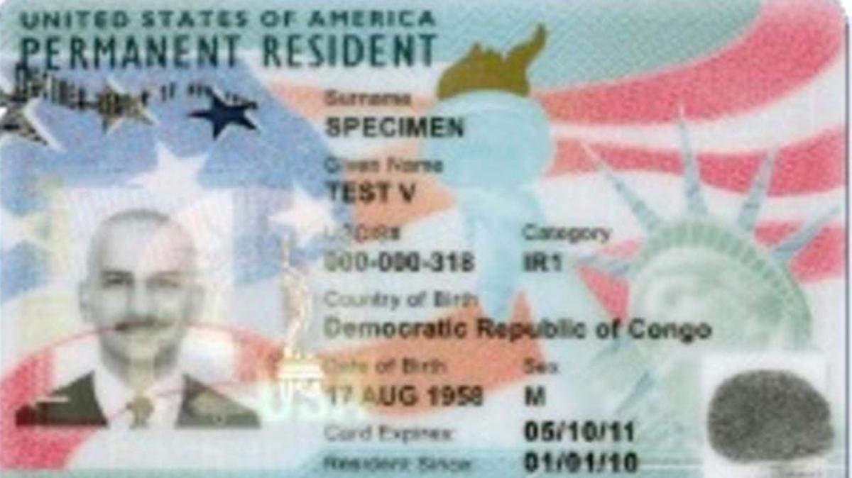 Una muestra de la tarjeta de residencia permamente de Estados Unidos.