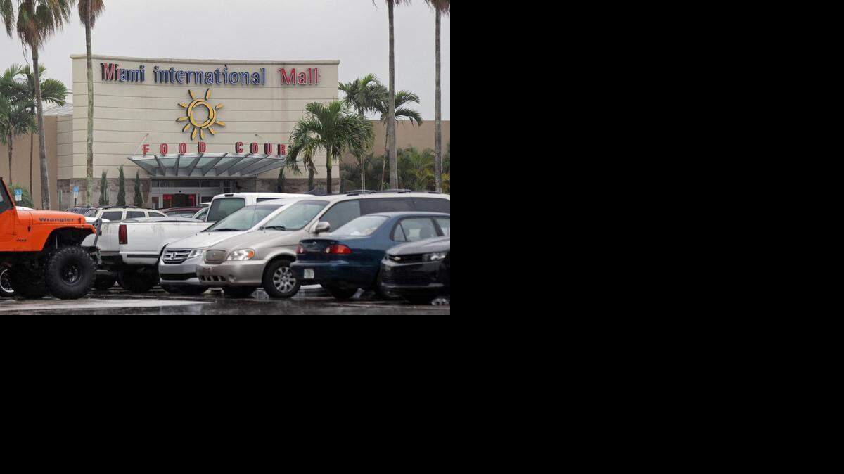 
El estacionamiento y los baños del Miami International Mall eran los sitios escogidos por el acusado para el intercambio de dinero y otros bienes de valor.



