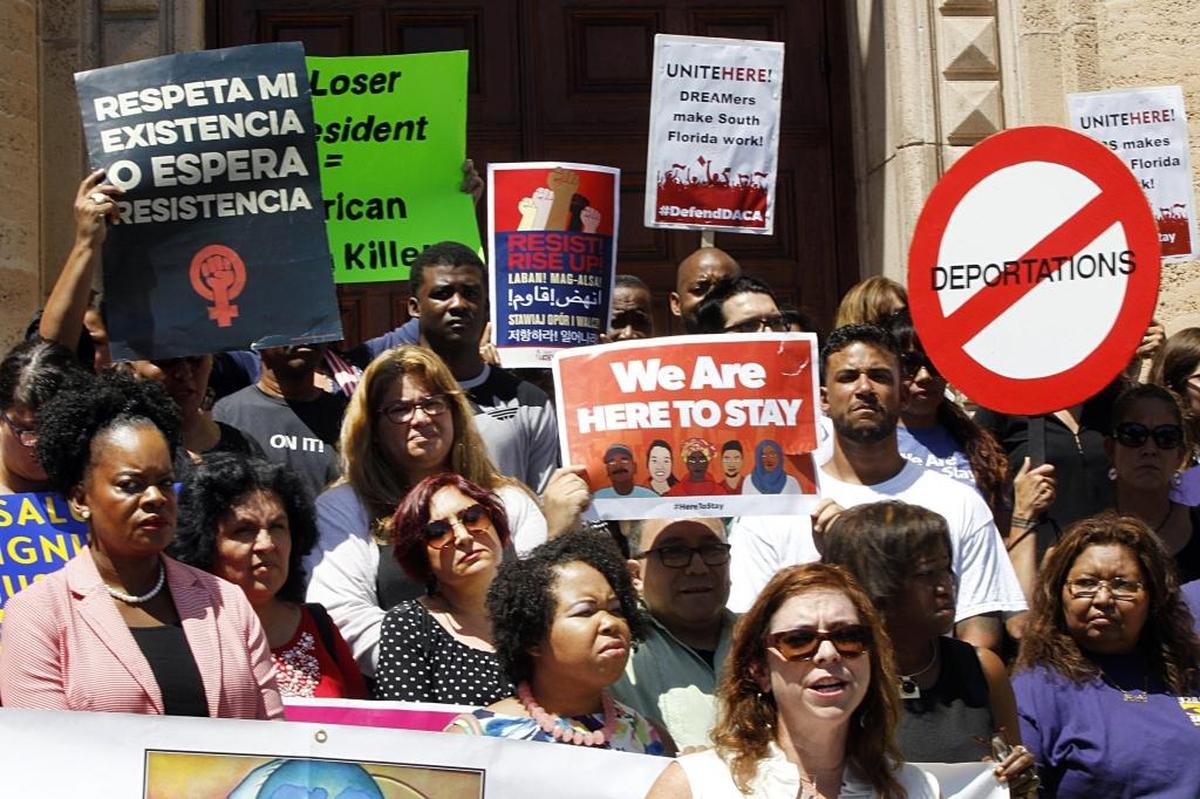 María Rodríguez, directora de la Florida Immigrant Coalition, participa en una protesta en Miami en septiembre.
