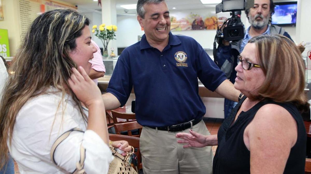 David Rivera habla con personas en agosto en un establecimiento en Coral Way. El político se enfrenta al demócrata Robert Asencio por el puesto 118 de la legislatura estatal.