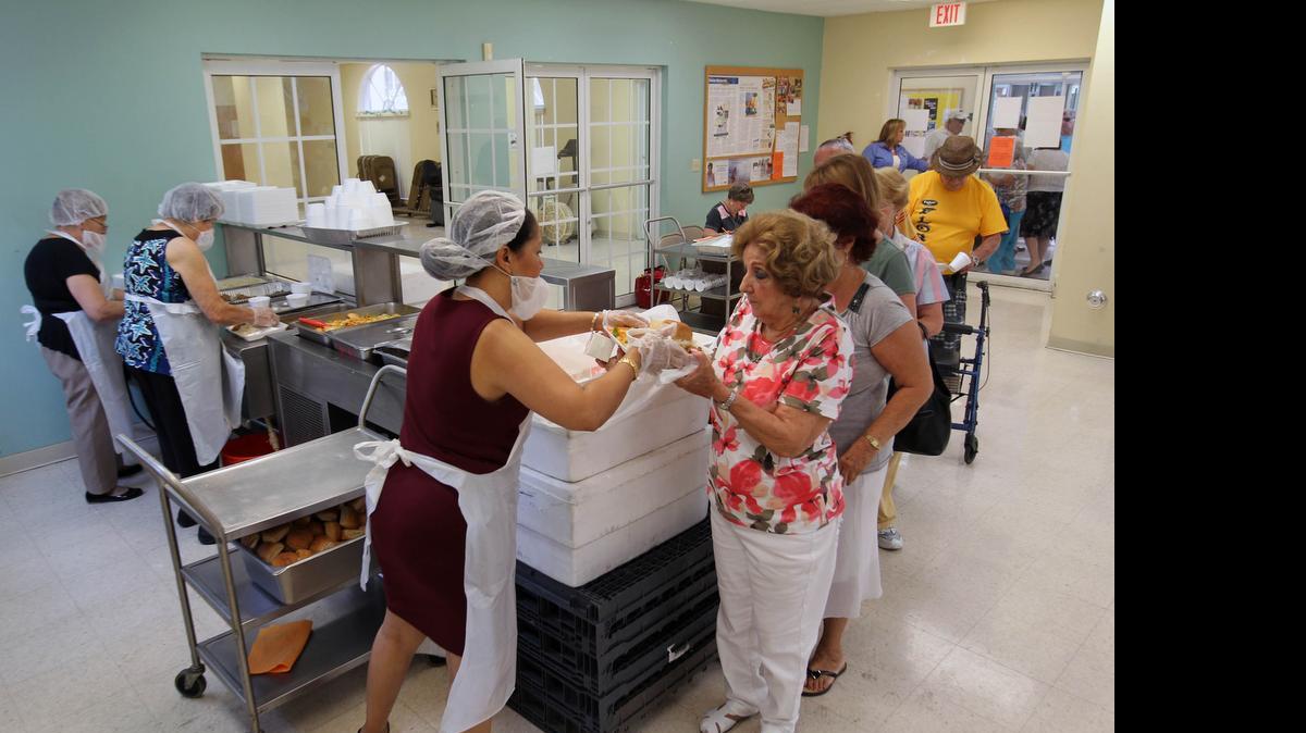 
Vista general donde las personas reciben sus alimentos en el comedor de los apartamentos Villa Aida.
