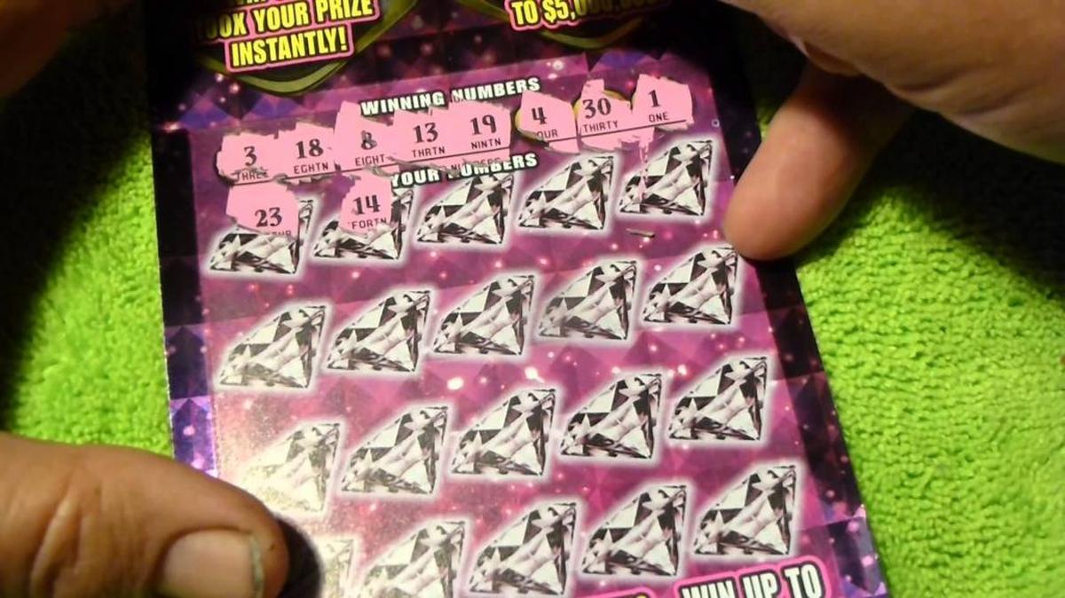 El Flamingo Multiplier cuesta $20. Los participantes tienen 20 oportunidades para pegarle a alguno de los ocho números ganadores. De acertar alguno, luego se raspa debajo de la cifra para revelar el premio.
