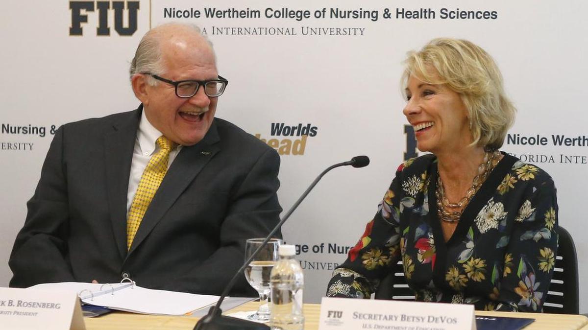 La secretaria de Educación de EEUU, Betsy DeVos, junto con el presidente de FIU, Mark B. Rosenberg, el jueves hablando con miembros y estudiantes de ese centro universitario.