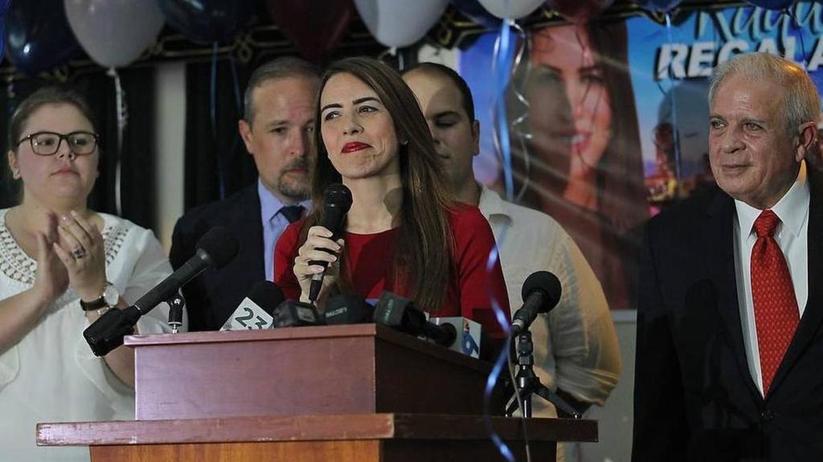Rodeada por su familia, Raquel Regalado reconoce el triunfo de Carlos Giménez en la carrera por la alcaldía de Miami-Dade.