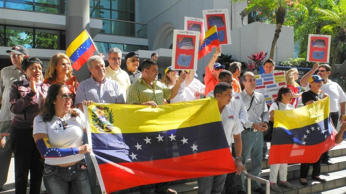 Numerosos venezolanos protestan en Miami el cierre del consulado de su país en el 2012 por parte del gobierno de Caracas.