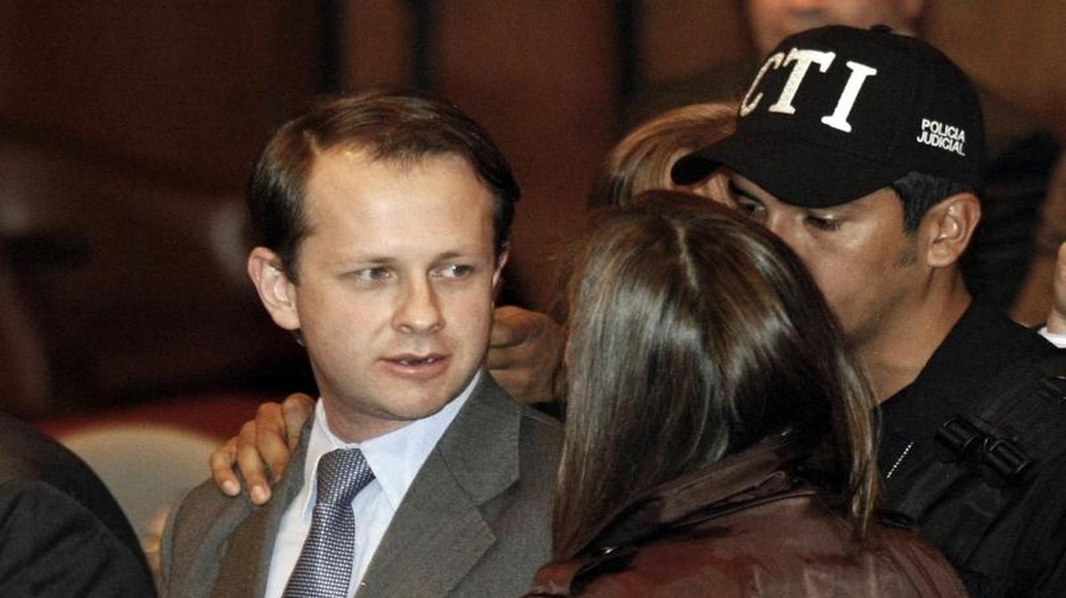 El ex ministro colombiano de Agricultura, Andrés Felipe Arias Leiva, charla con su esposa Catalina Serrano al llegar escoltado por la policía a la corte acusado de corrupción. Foto de archivo.