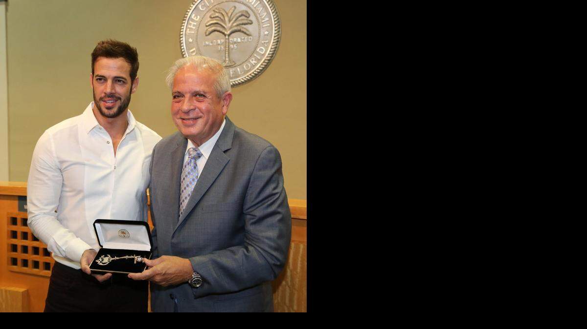 
El actor cubano William Levy recibe la llave de la Ciudad de Miami de la mano del alcalde Tomás Regalado, en el ayuntamiento de la ciudad, el 6 de octubre.
