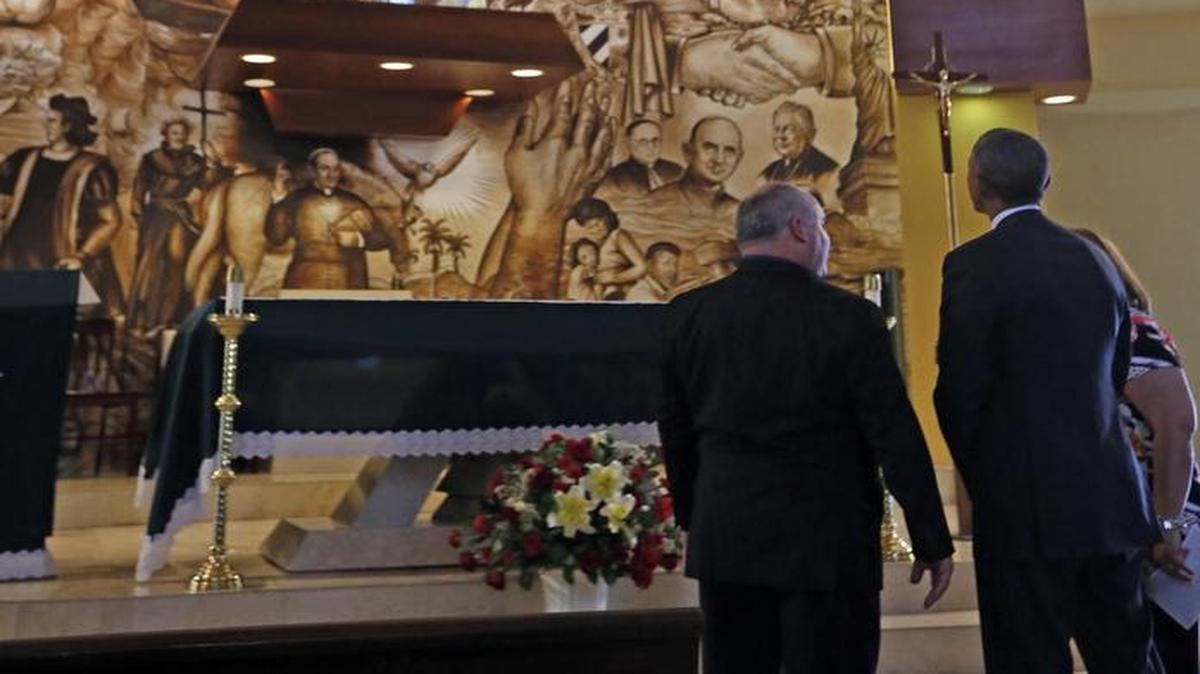 
El presidente Obama contempla el mural de la Ermita de la Caridad en compañía de el padre Juan Rumín Domínguez el jueves.
