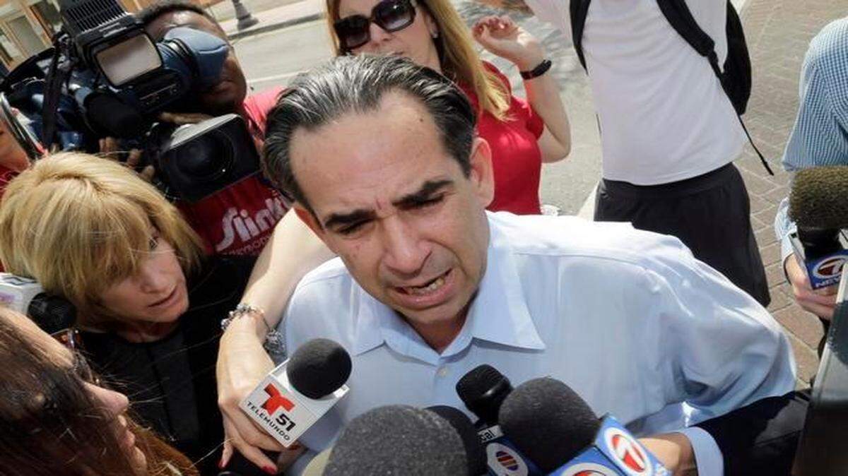 
Anthony Bosch declara a los medios de comunicación antes de entregarse en la corte federal de Miami, el martes 17 de febrero. Bosch fue condenado a cuatro años de prisión por suministrar esteroides a jugadores de béisbol profesional. 
