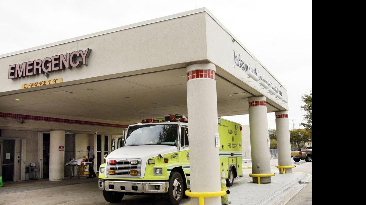 
Un paciente es transportado en ambulancia a la emergencia del Jackson South Community Hospital en febrero. El sistema de salud del Jackson es uno de los más beneficiados con la asignación de fondos que ha asigando Tallahassee para los hospitales públicos.

