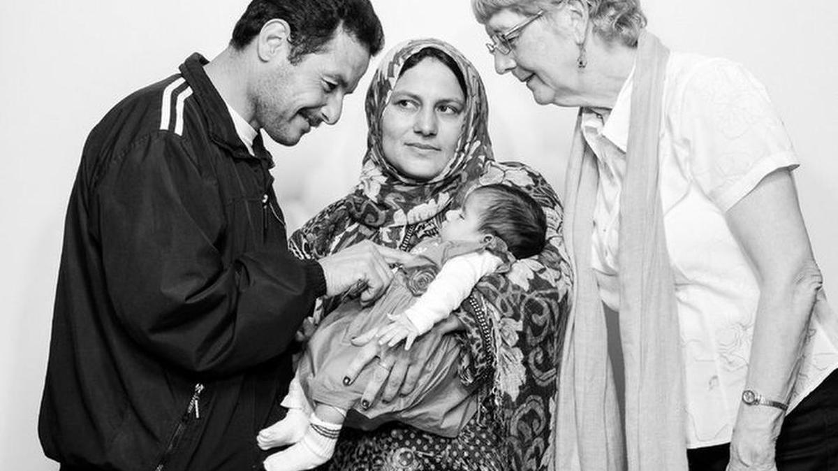 Mouhamad y Wissam Ahmed con su hija recién nacida, Julia, y Liz Stark, quien ayudó a Wissam durante su embarazo.