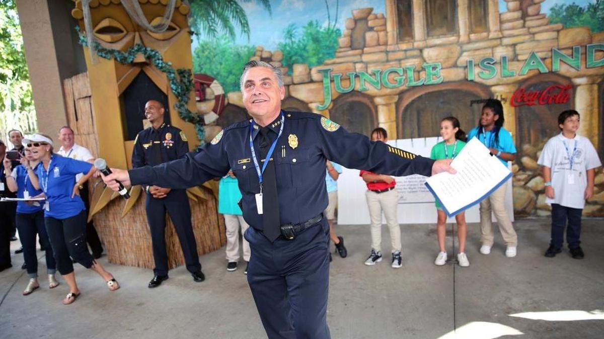 Rodolfo Llanes, jefe de la policía de la ciudad de Miami, en el mitin contra la violencia ‘Back Without a Bang’ en Jungle Island, el 30 de septiembre.