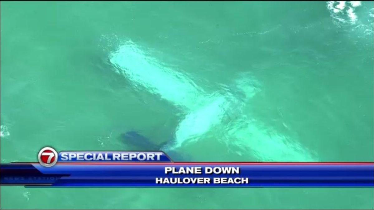 Un pequeño avión se estrelló en el mar en Haulover Beach, el martes 2 de febrero de 2016.