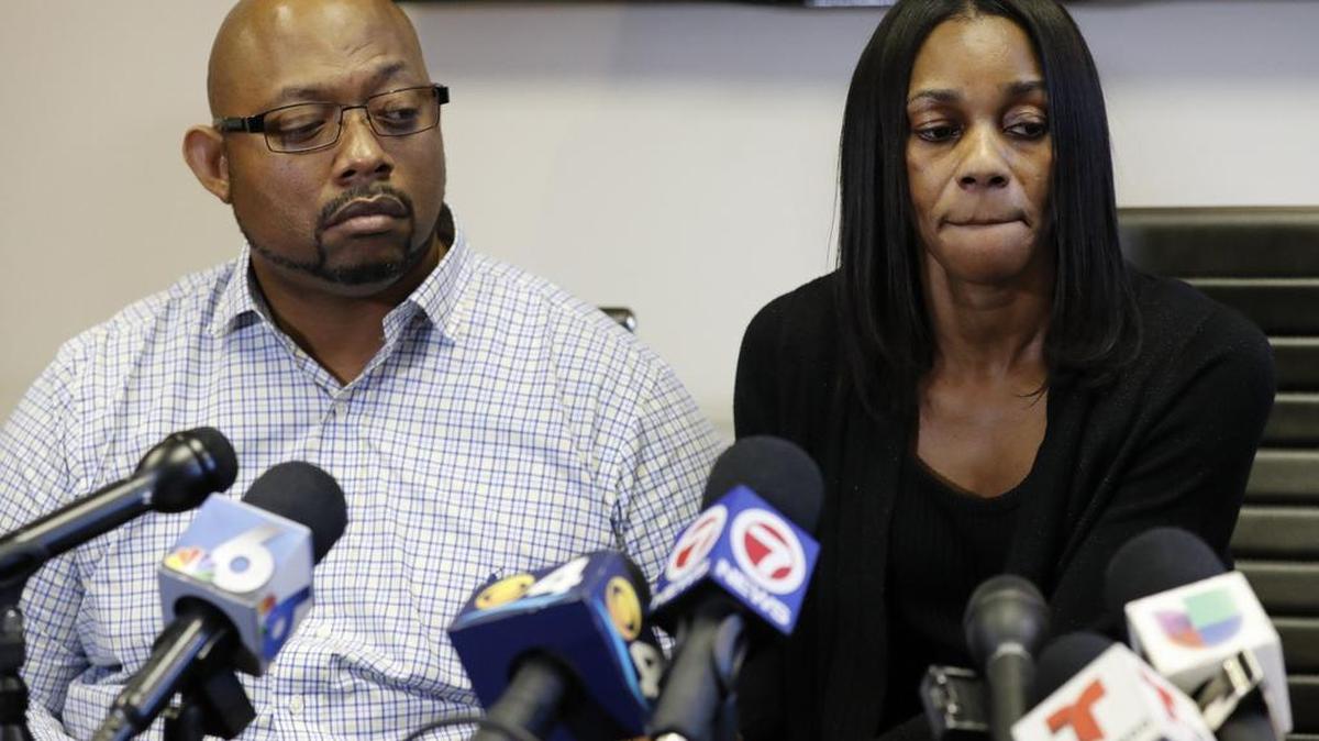 Donald y Doreen Mincey, los padres de Connor Mincey, de 22 meses, hablan a los medios en las oficinas de sus abogados en Coral Gables este jueves. Connors, quien murió de meningitus, es uno de los dos niños fallecidos que iban a la misma guardería infantil en el centro de Miami.